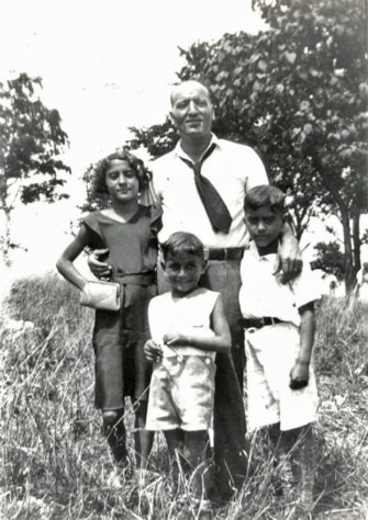 Tony Bennett com a sua irmã Mary, o pai John e John Jr