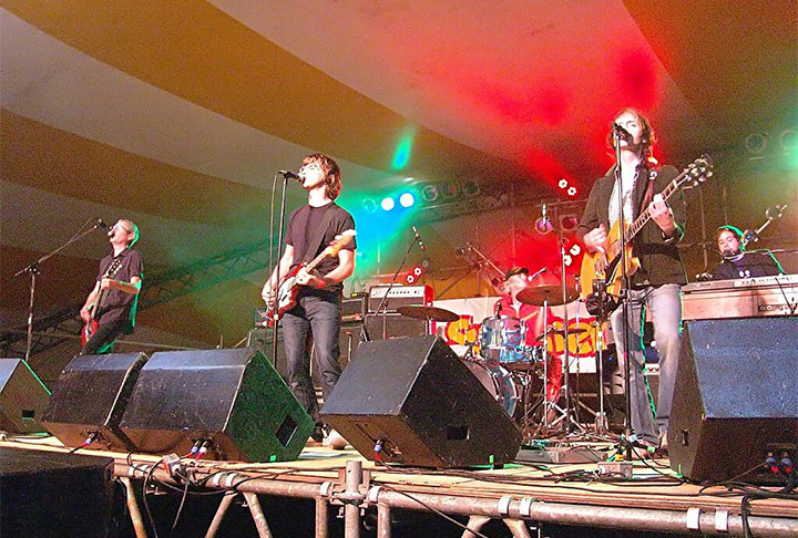 Sloan — banda canadense de rock alternativo formada em 1991, em Halifax (Nova Escócia). Conhecida por suas melodias marcantes e pelo fato de todos os integrantes comporem e cantarem, ganhou destaque nos anos 1990 com álbuns como “Twice Removed” e “One Chord to Another”. Indicada a vários prêmios Juno, é considerada uma das bandas mais influentes do rock canadense.