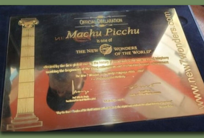 A placa de ouro que declarou em 2007 o santuário inca de Machu Picchu como uma das sete maravilhas do mundo - Machu Picchu