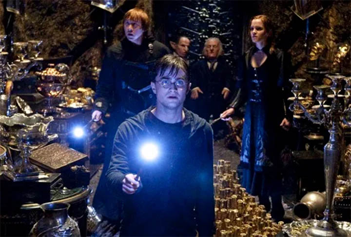 O sucesso foi tÃ£o grande que a Warner Bros comprou os direitos e transformou seus sete livros em uma sÃ©rie de oito filmes, com o Ãºltimo sendo dividido em duas partes.