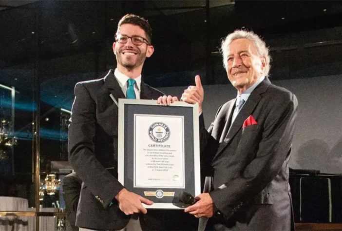 Tony Bennett recebendo o Guiness Book
