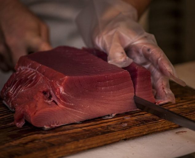 A singularidade do “bluefin” vem da textura de sua carne, que é consideravelmente mais macia quando comparada a outras variedades de atuns, devido ao maior teor de gordura. 