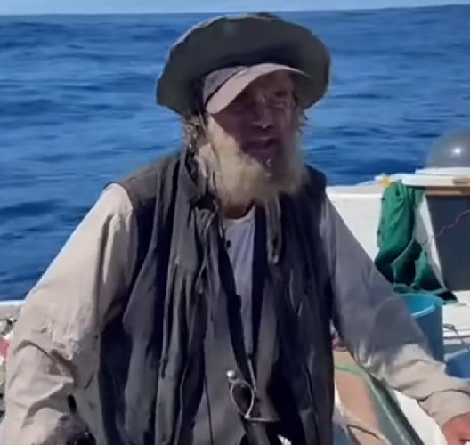Apesar dos dias à deriva, os socorristas disseram que o estado de saúde do australiano era até considerado bom no momento do resgate.