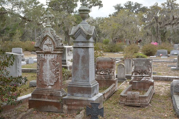 Existem várias trilhas e caminhos para explorar, permitindo que os visitantes descubram os túmulos ornamentados, esculturas elaboradas e belas paisagens do cemitério. 