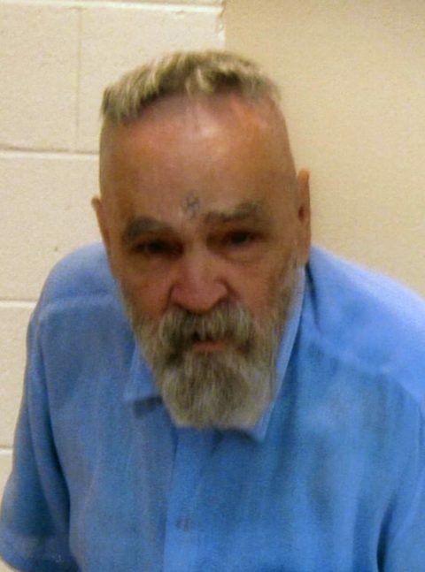 No entanto, a sentença foi alterada para prisão perpétua após a moratória à pena de morte na Califórnia. Manson, que havia se tornado uma figura cultuada por seus seguidores, foi condenado por incitar os assassinatos, mesmo sem ter fisicamente cometido os crimes.-domínio público