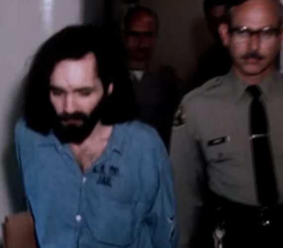 O líder da seita, Charles Manson, convenceu seus seguidores de que ele era uma figura messiânica e pregava uma teoria distorcida sobre uma guerra racial iminente. Manson acreditava que os assassinatos iriam desencadear um conflito entre brancos e negros, o que ele chamou de 