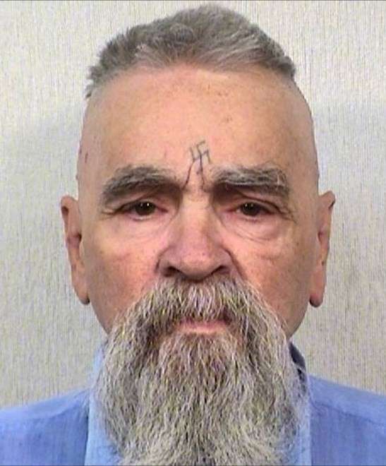 Manson morreu na prisão em 2017, mas seu nome e os horrores que ele e seus seguidores causaram continuam sendo uma lembrança sombria da capacidade humana para o mal quando combinada com ideologias distorcidas e manipulação.-domínio público