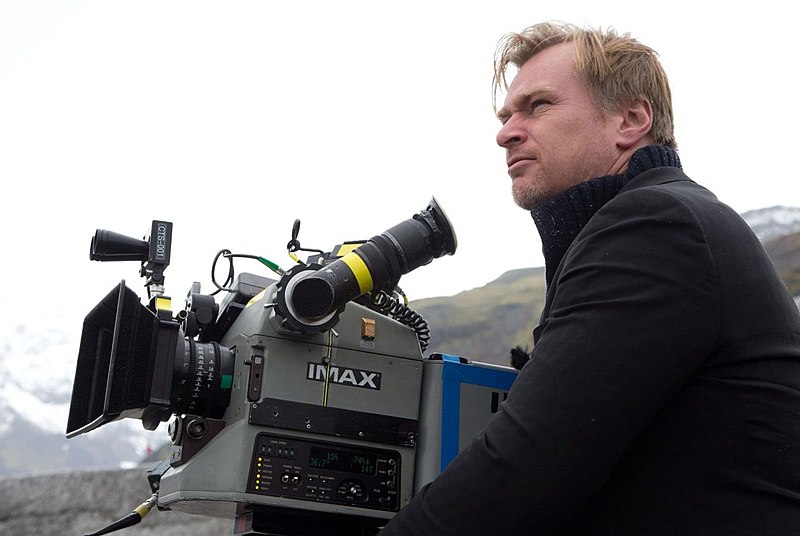 O diretor Christoper Nolan acabou absorvendo a ideia de Ledger e manteve o cacoete como característica do personagem  - o que acabou funcionando, pois criou uma marca.  - HellaCinema/Wikimedia Commons
