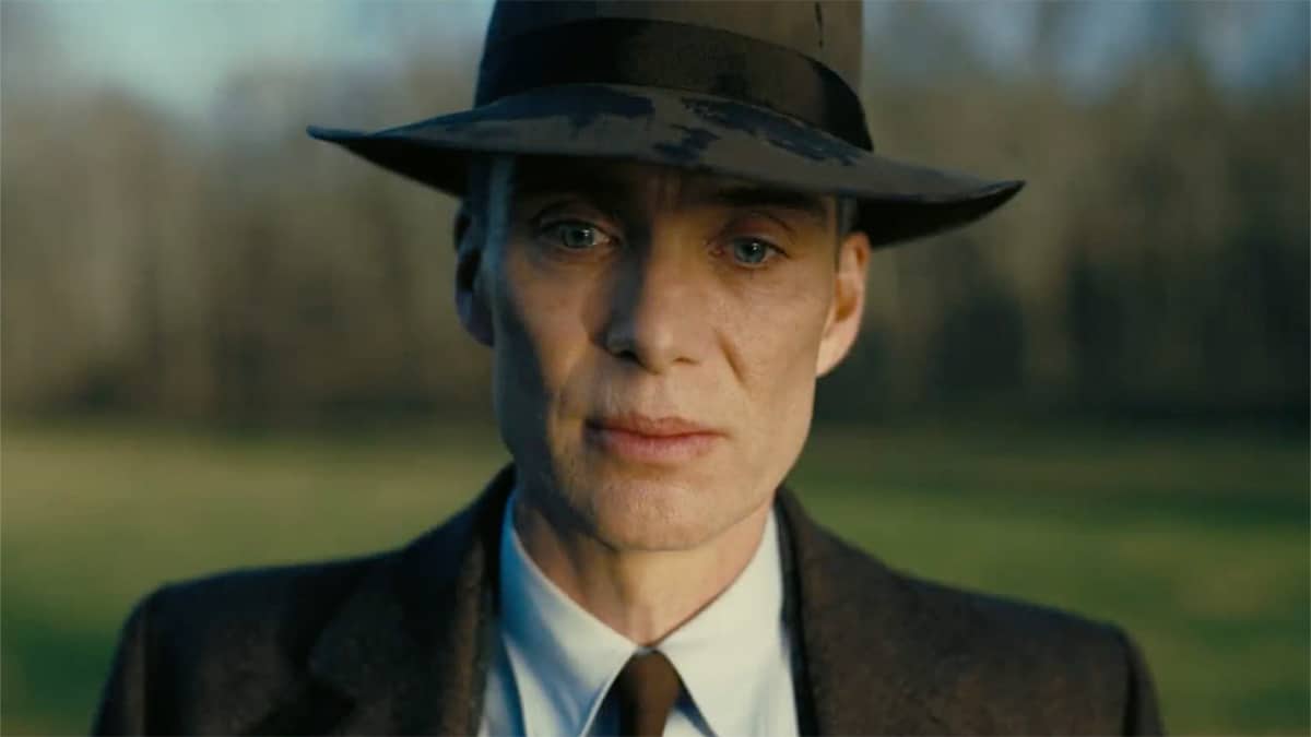 Robert Oppenheimer ficou muito mais conhecido a partir de 2023 pelo grande público, após a estreia de um filme dirigido por Christopher Nolan e protagonizado pelo ator irlandês Cillian Murphy no papel do cientista. Intitulado Oppenheimer, o longa abordou parte da vida pessoal do físico, seu envolvimento político com ideais progressistas, seu trabalho no Projeto Manhattan e a perseguição política que sofreu na década de 1950. O filme foi um grande sucesso, alcançou uma receita de quase um bilhão  -  (crédito: Divulgação)