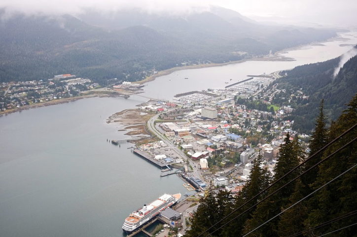 Já a capital, Juneau, só é acessível por barco ou avião devido ao seu isolamento geográfico.