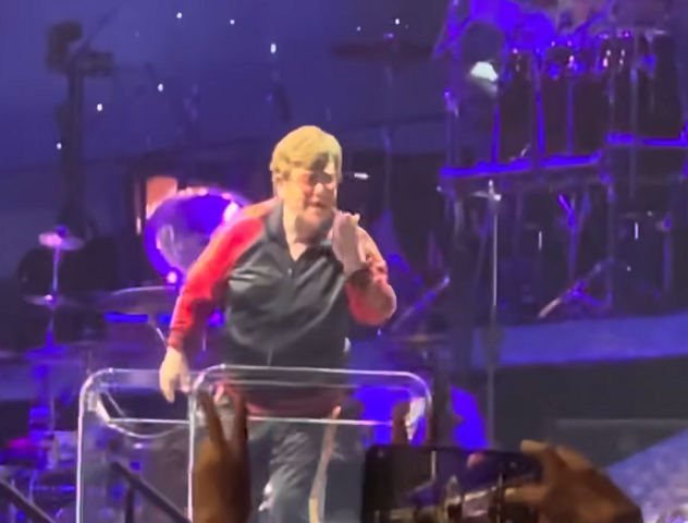 O astro declarou: "Tocar para vocês foi minha razão de viver, e vocês foram absolutamente magníficos".