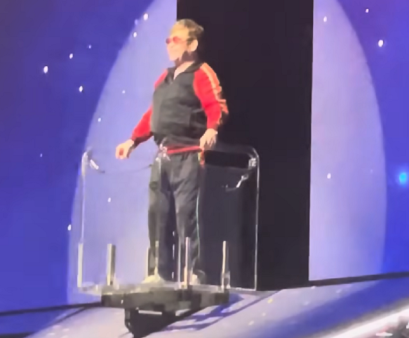 A última turnê de Elton John teve 330 shows que percorreram vários lugares do mundo desde 2018, como Austrália, Nova Zelândia, Canadá, Reino Unido, Estados Unidos e Europa.