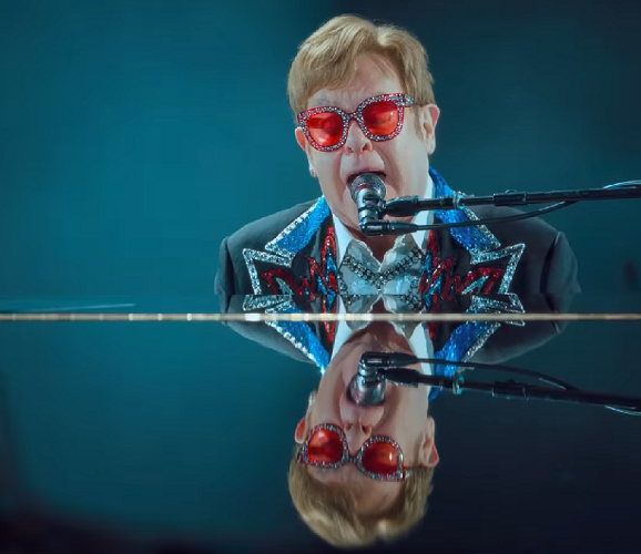 Elton John nasceu no dia 25 de março de 1947, em Pinner, Middlesex, Inglaterra, com o nome de Reginald Kenneth Dwight. Ele é considerado um dos artistas mais populares e bem-sucedidos da história.