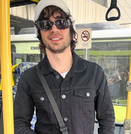 Em uma das alegadas tentativas de invasão, Fiuk teria entrado no espaço de Matuê, que também se apresentou no festival The Town, sendo retirado por seguranças do evento. Pouco depois, o cantor teria se envolvido em uma discussão com um repórter do SBT ao ser questionado sobre Deolane Bezerra, apontada no passado como sua possível affair.
