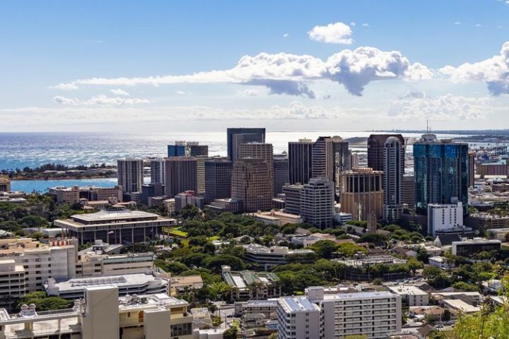O HavaÃ­ Ã© composto por oito ilhas principais: Oahu, Maui, Kauai, Molokai, Lanai, Niihau, Kauai e Kahoolawe. Oahu Ã© a maior e mais populosa ilha, e abriga a capital do estado, Honolulu (foto).