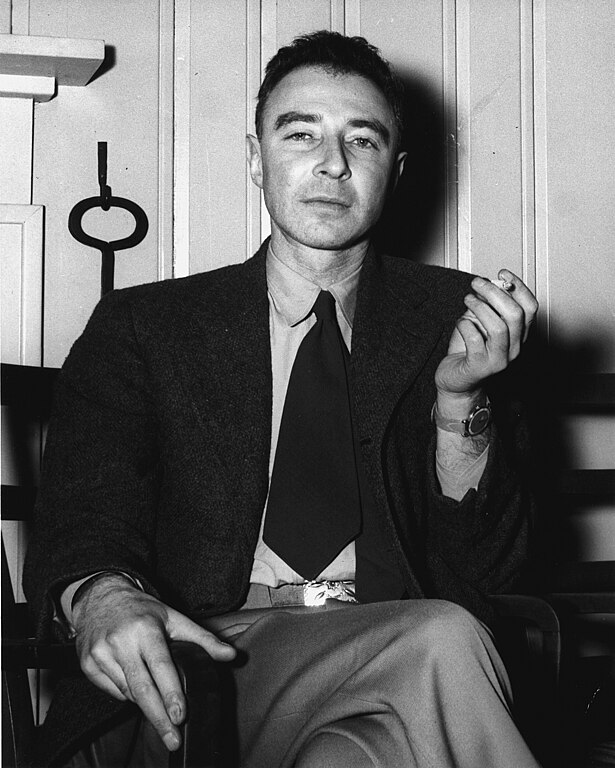 Filho de um imigrante alemão que fez fortuna com a importação de tecidos em Nova York, Oppenheimer nasceu em uma família rica, de origem judia não praticante, que mantinha um alto padrão de vida. Seu pai, Julius Seligmann Oppenheimer, atuava no setor têxtil, e sua mãe, Ella Friedman, era artista. Ele tinha um irmão mais novo, Frank, e a família vivia em um apartamento de luxo em um bairro nobre da cidade. 