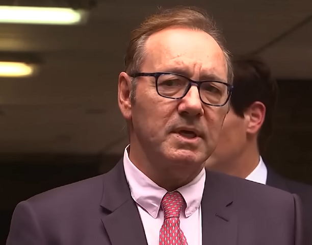 Em uma breve declaração aos repórteres fora do tribunal logo após o veredicto, Spacey disse que estava se sentindo “humilhado”.  
