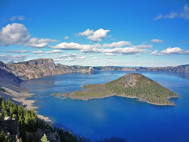 Sua área corresponde a 53km². As maravilhosas paisagens ao seu redor contribuem para formar um belíssimo cartão postal que atrai turistas e movimenta a economia da região. 