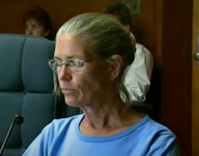 Já Leslie Van Houten, uma das seguidoras de Manson, deixou a prisão em julho de 2023. Foram mais de 50 anos de cadeia para ela, que tem 75 anos atualmente.-reprodução youtube