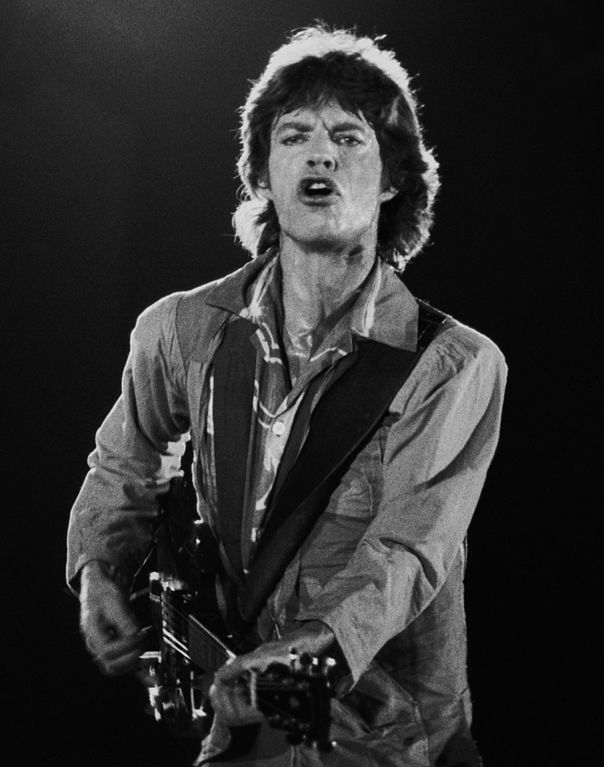 Em 2003, Mick Jagger foi condecorado com o título de cavaleiro pela Rainha Elizabeth II (1926 - 2022), tornando-se Sir Mick Jagger em reconhecimento a suas contribuições à música e à cultura popular.-wikimedia commons Gorup de Besanez