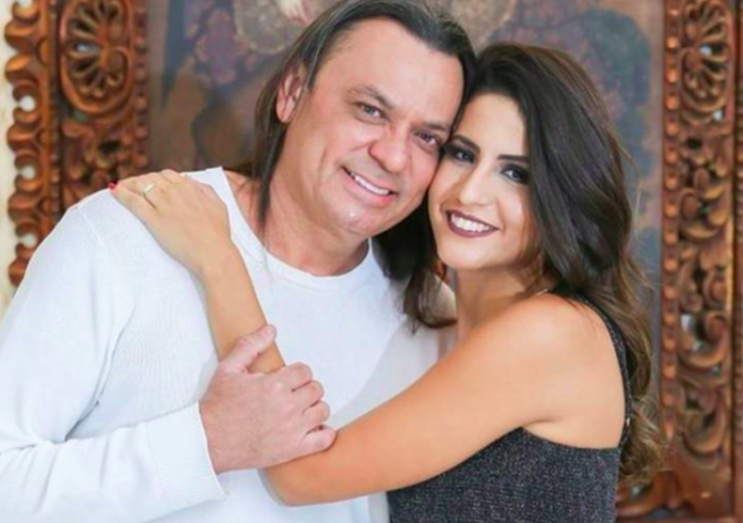 Mulher do cantor Frank Aguiar passou 10 dias internada com doença rara que queima a pele
