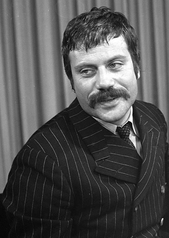 Oliver Reed (1938-1999): Reed morreu de um ataque cardíaco, três dias antes do fim das filmagens de “Gladiador”, no qual viveu o personagem “Proximo”. Ele tinha 61 anos.