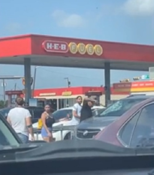  Um homem fechou o carro, deixando a chave do lado de dentro, e não conseguia mais abrir a porta.  Um bebê estava dentro do veículo. -Reprodução/Redes Sociais