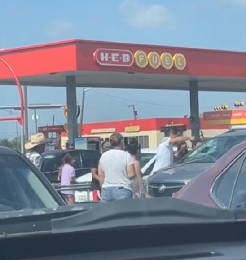 Só que neste caso o homem percebeu na hora. O pai se desesperou e procurou algum objeto para tentar quebrar o vidro do carro e retirar a criança. Ele começou a bater com força para destruir o vidro. -Reprodução/Redes Sociais
