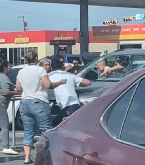 Várias pessoas que passavam na hora decidiram parar para prestar auxílio. O homem conseguiu abrir um buraco no vidro dianteiro do carro. -Reprodução/Redes Sociais