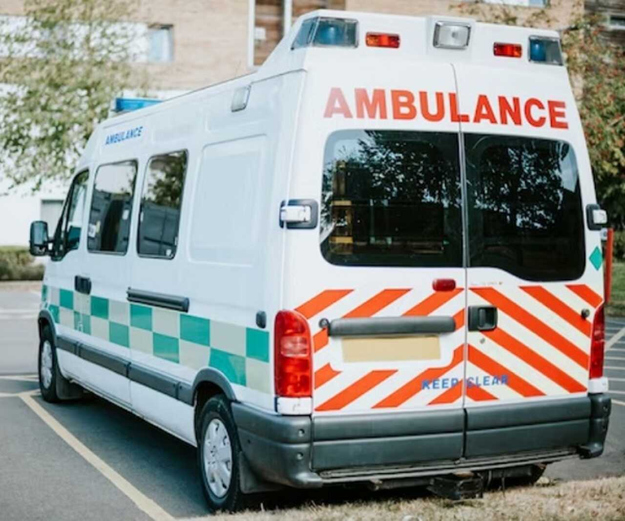 Depois que o bebê foi retirado do carro, o pai chamou uma ambulância para verificar o estado da criança.-Freepik