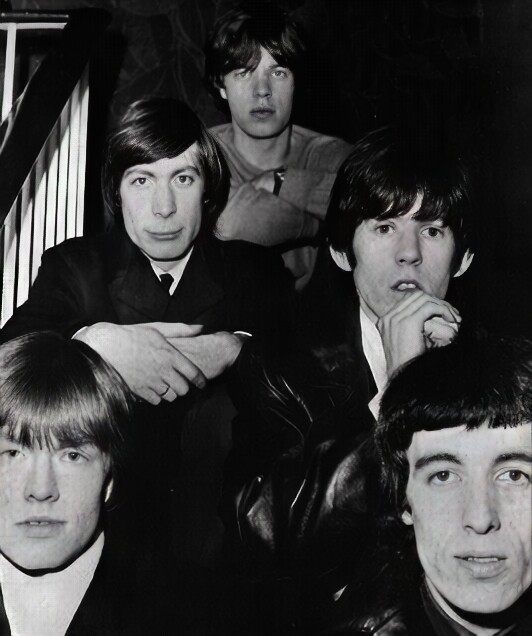 Jagger nasceu em Dartford, na Inglaterra, em 26 de julho de 1943. Ele começou a tocar música quando era adolescente e formou a banda The Rolling Stones em 1962, junto com o guitarrista Keith Richards e o pianista Ian Stewart.-domínio público