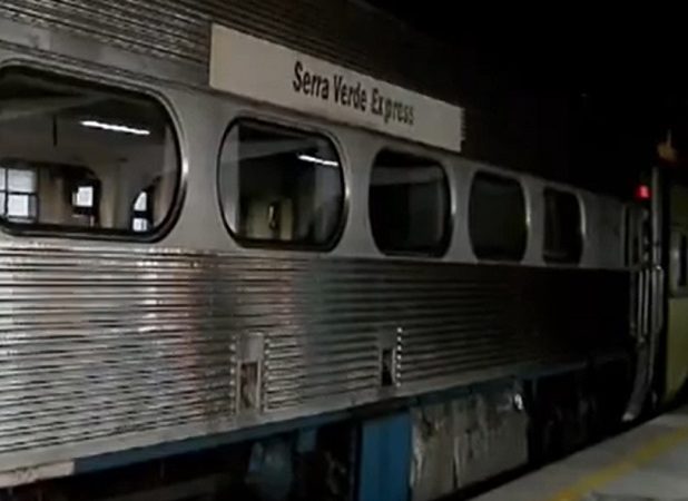 Trem turístico fica preso por quase 10 horas no Paraná
