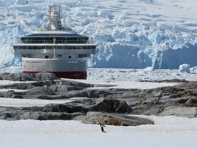 Navio de turismo na Antártida 