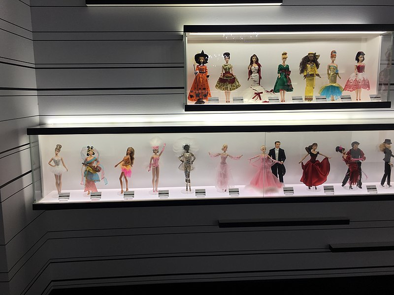 Cantora Iza inspira Barbie exclusiva. Veja versões especiais da boneca