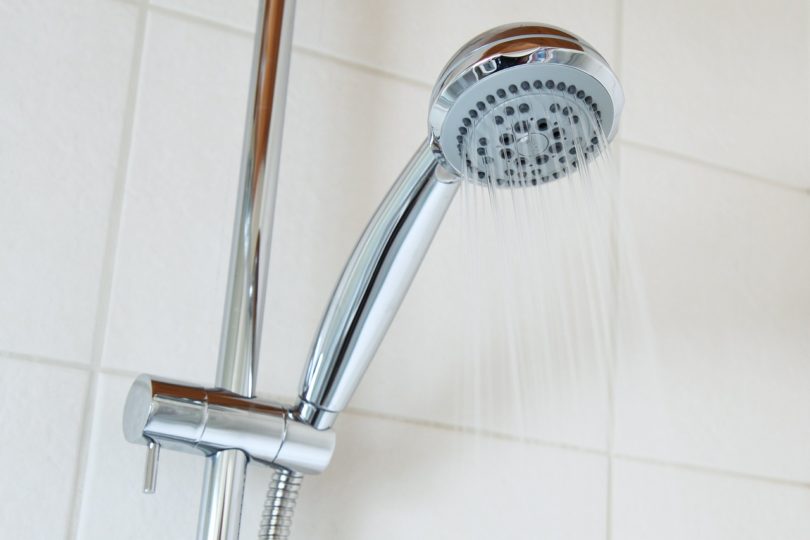 Banho gelado: Tomar um banho gelado auxilia a esfriar o corpo, baixando a temperatura central.