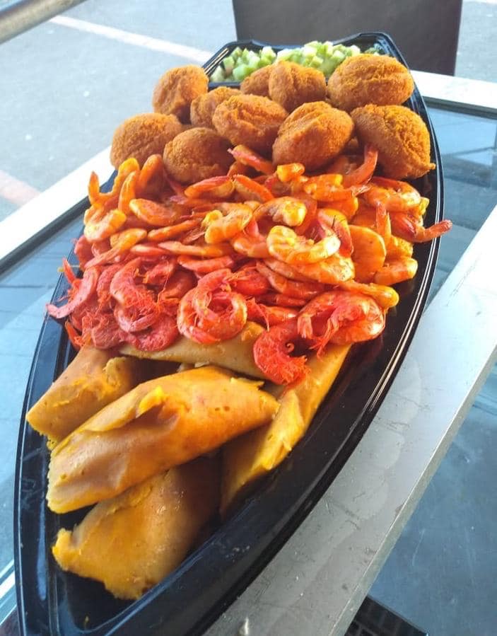 <p>O Governo da Bahia, inclusive, oferece cursos para aprimorar o ofício das baianas. Além de técnicas culinárias, há palestras sobre empreendedorismo e boas práticas. A tradição, portanto, se alia à modernidade.</p>
