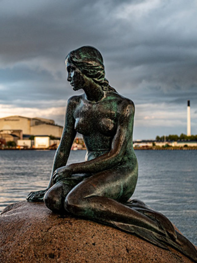 Uma das atrações mais famosas da Dinamarca é a escultura da Pequena Sereia, em Copenhague.