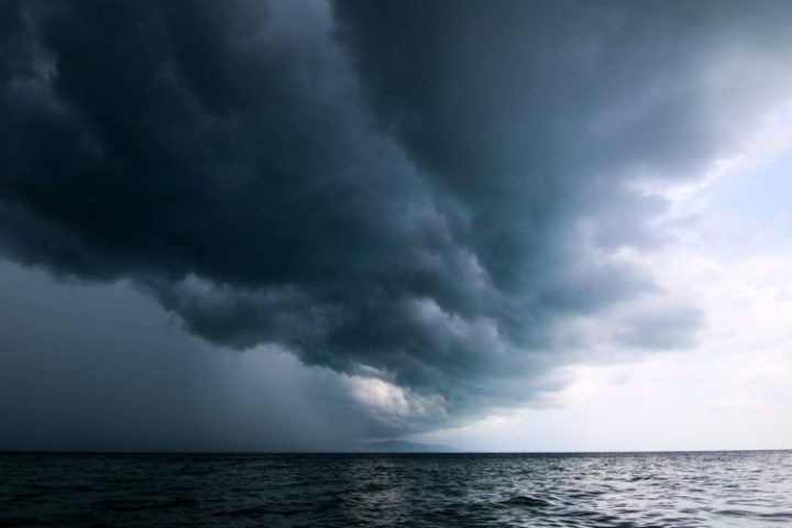 Uma tormenta, por sua vez, é uma forma mais agressiva de tempestade que ocorre principalmente nos mares.