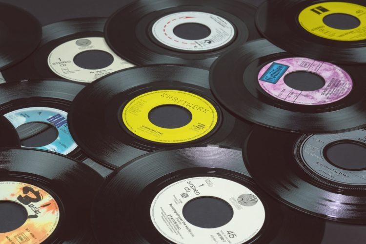 Jason Leach, que também é produtor musical, chegou a gravar dois discos com cinzas humanas por mês.