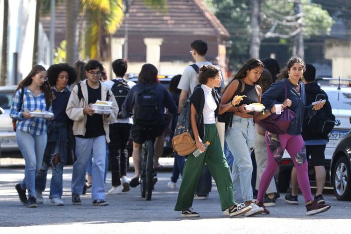 Levantamento da Subsecretária de Estatísticas e Estudos do Ministério do Trabalho aponta que os jovens entre 18 e 24 anos representam 55% da população desempregada do Brasil.