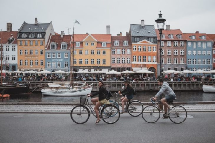 Dinamarca- 5,8 milhões de habitantes/ Capital: Copenhague/ Imposto sobre consumo: 25%.