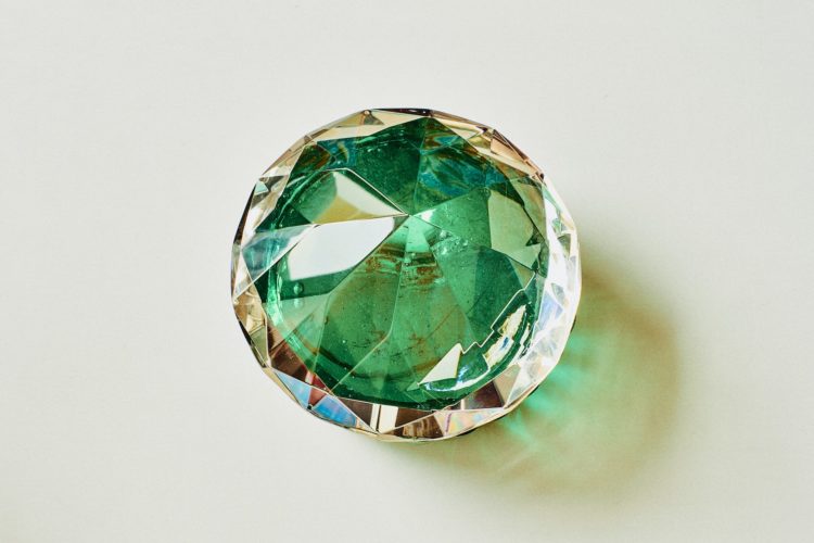 Um diamante Ã© composto por 99,9% de carbono, enquanto o corpo humano tem 20%. ApÃ³s a cremaÃ§Ã£o, cerca de 1-5% de carbono permanece.