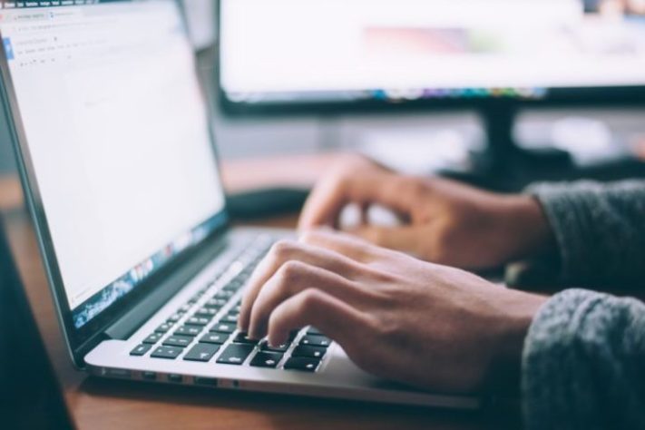 Computador, notebook - Glenn Carstens-Peters/Unsplash