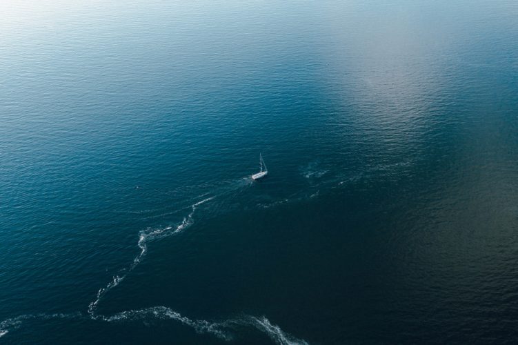 O marinheiro trabalhava com tecnologia da informação antes de se aposentar e passar a viver de caminhadas e passeios de barco.