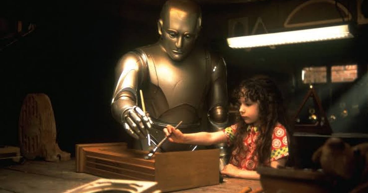 <p>O Homem Bicentenário (1999) narra a história de um robô que busca se tornar humano para se livrar do preconceito que sofre na sociedade.</p>
