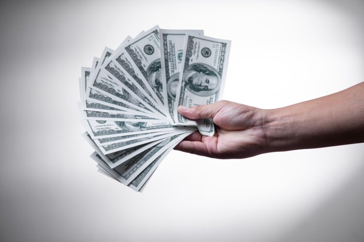 Os preços variam de US$ 195 (R$ 940) para um colar até US$ 995 (R$ 4.795) para um vaso grande.
