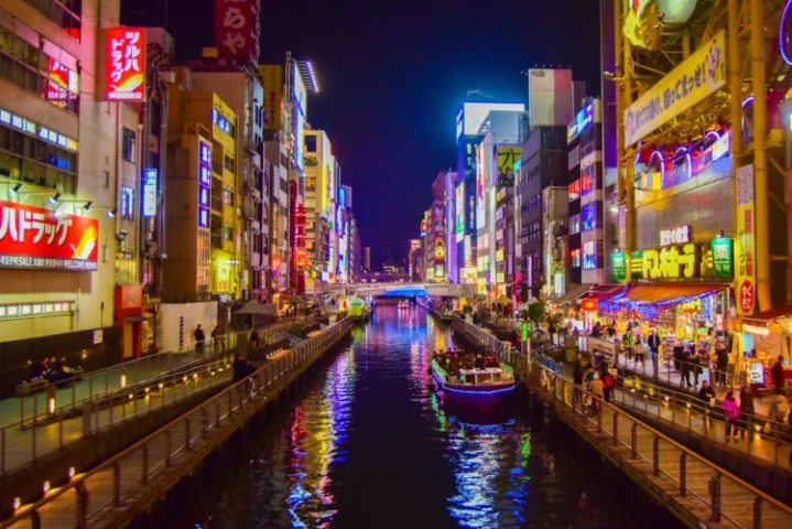 Osaka também é famosa por seus pontos turísticos conhecidos, como o Castelo de Osaka, o aquário Kaiyukan e o movimentado distrito de Dotonbori, com suas luzes neon e letreiros icônicos.-Juliana Barquero/Unsplash
