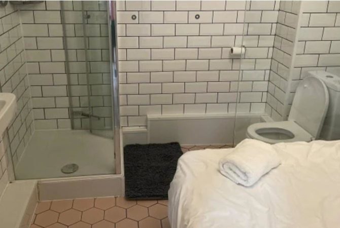 Assim já é demais: Turista aluga no AirBnb e encontra vaso sanitário no quarto