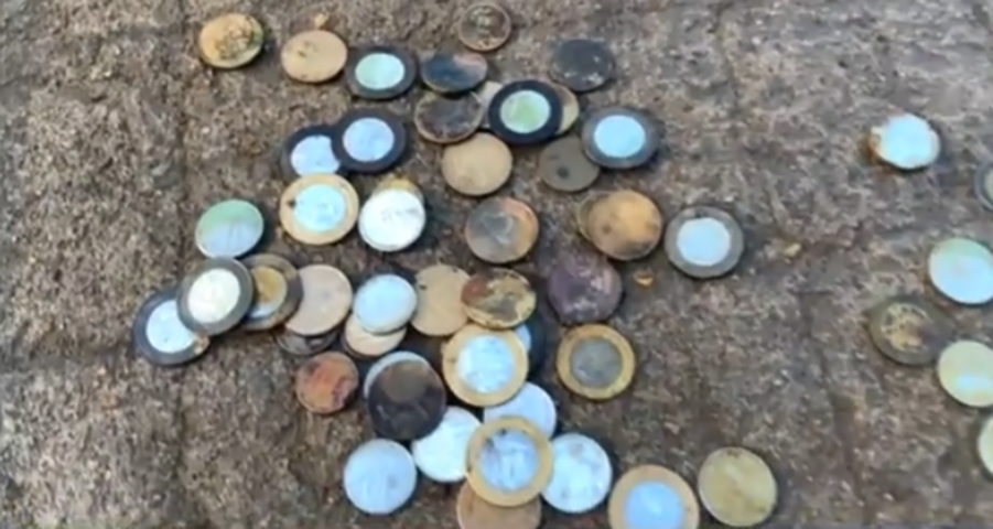 Havia moedas de diversos valores e de vários países. Muitas já deterioradas. As que puderam ser aproveitadas valeram, ao todo, R$ 3 mil. E esse valor foi destinado à compra de mudas da Mata Atlântica.-Reprodução TV Band