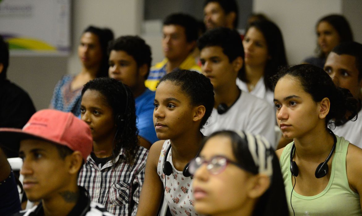 Camila Ikuta, técnica do Departamento Intersindical de Estatística e Estudos Socioeconômicos (Dieese), disse ao UOL que nas camadas mais pobres o quadro atinge em maior grau as jovens mulheres.